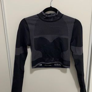 NWOT Aritzia TNA longsleeve crop top